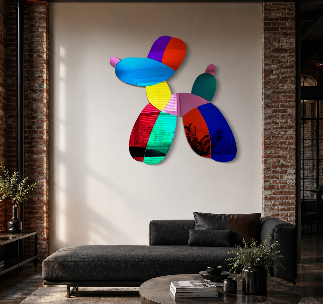 Kleurrijke geometrische wanddecoratie in een industriële woonkamer