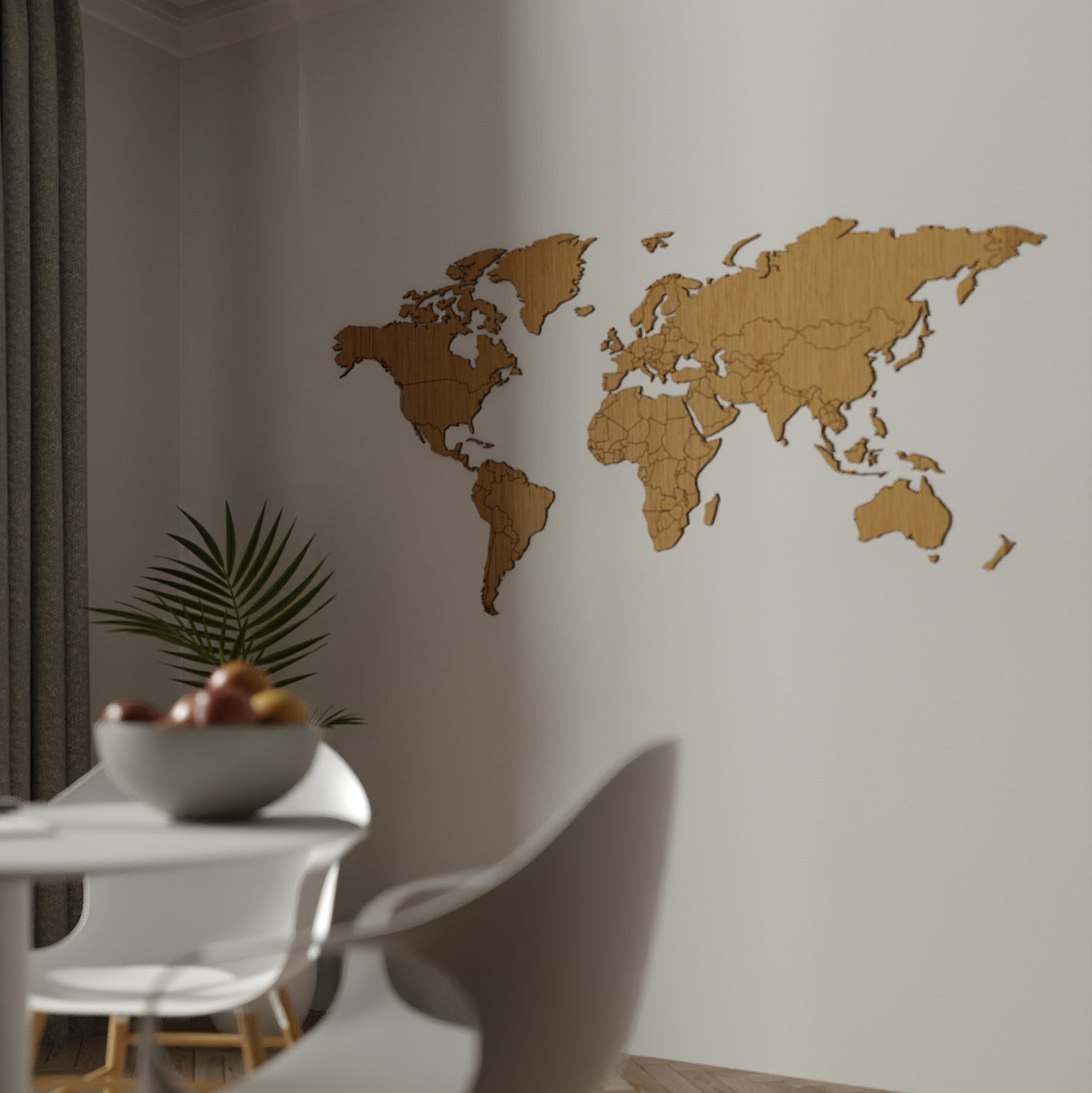 Wereldkaart van eikenhout als wanddecoratie in een eetkamer