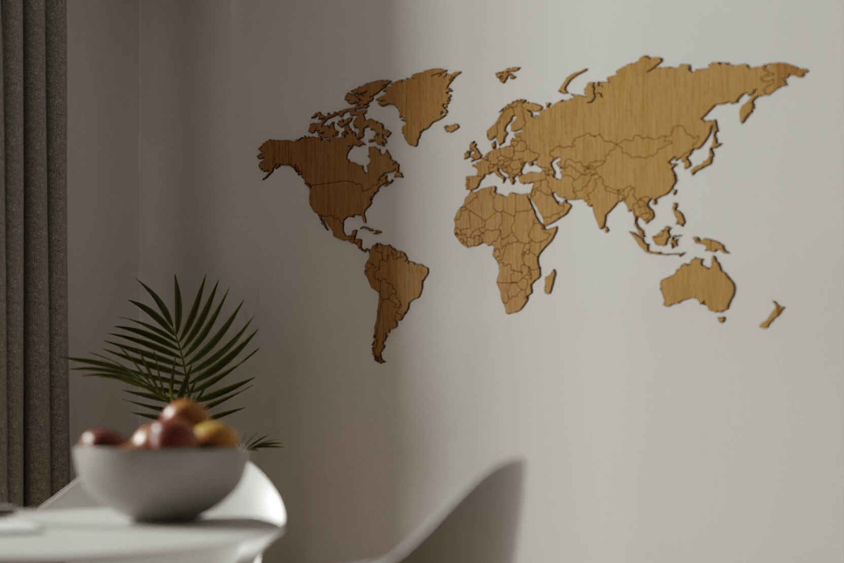 Weltkarte aus Eiche als Wanddekoration im Esszimmer