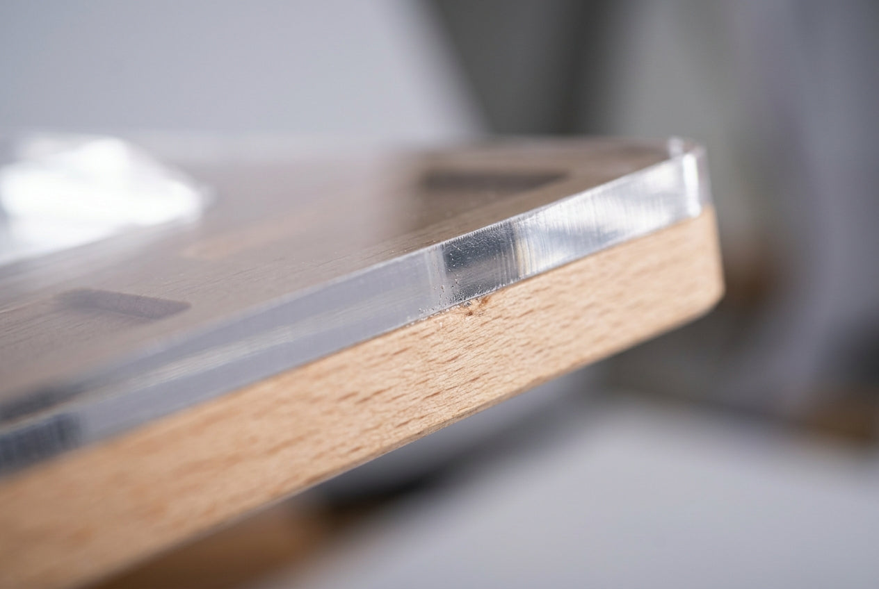 Detail van transparant acrylaat op een houten plaat